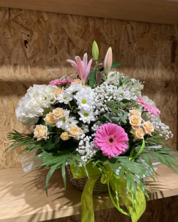 Cesta de flores en tonos rosaceos