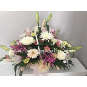 Inicio 51 Cesta rosacea con rosas y lilium