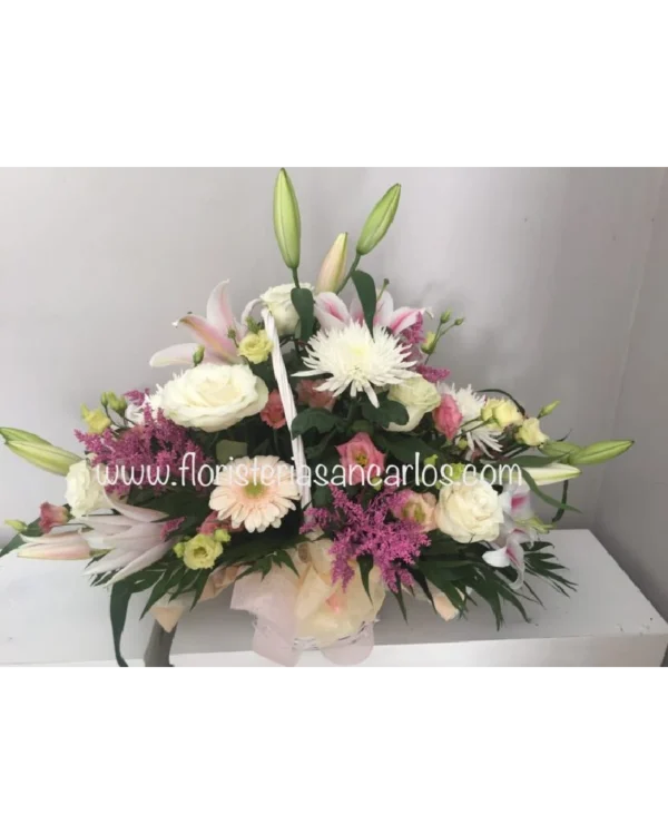 Cesta rosacea con rosas y lilium
