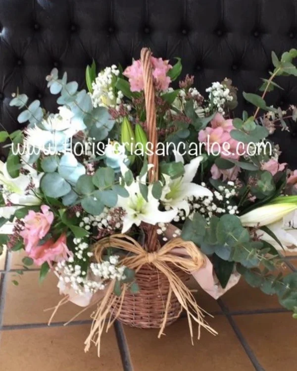 Cesta vintage en tonos rosa y blanco