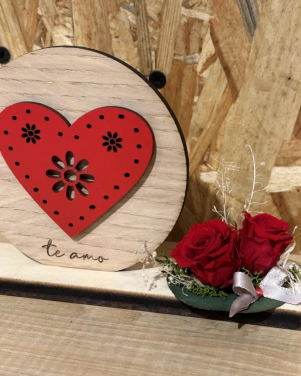 Corazón madera con rosa preservada roja. 3 Corazon madera con rosa preservada roja 1