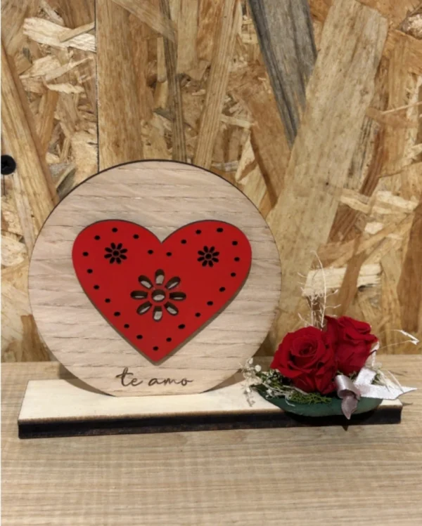 Corazón madera con rosa preservada roja. 2 Corazon madera con rosa preservada roja 2