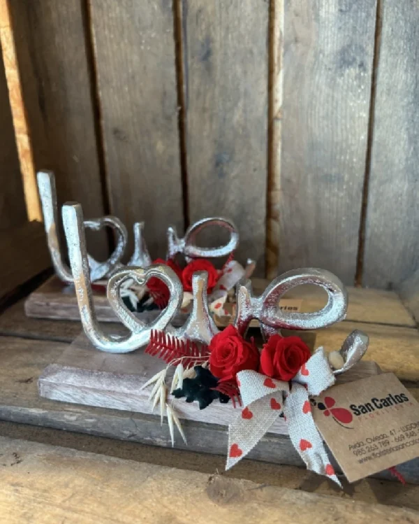 LOVE letra con 2 rosas preservadas 1