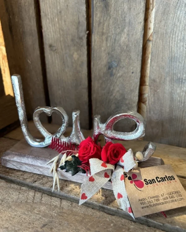 LOVE letra con 2 rosas preservadas 2