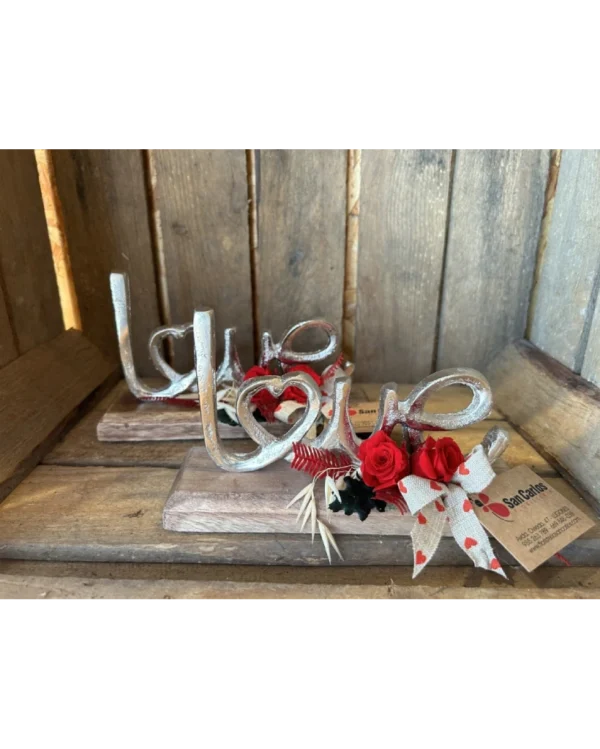 LOVE letra con 2 rosas preservadas 3