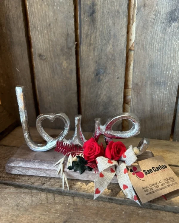 LOVE letra con 2 rosas preservadas