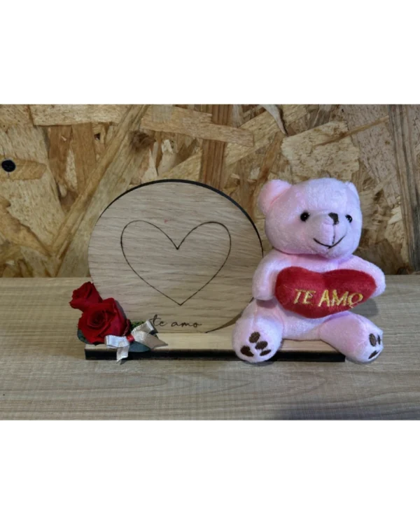 Madera con osito y rosas preservadas Madera con osito y rosas preservadas