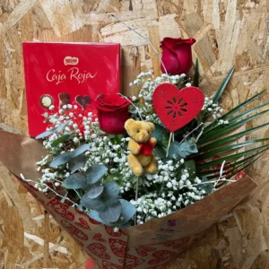 Inicio 35 Ramo Especial Mama – 2 Rosas Rojas Peluche Bombones Caja Roja 1 1