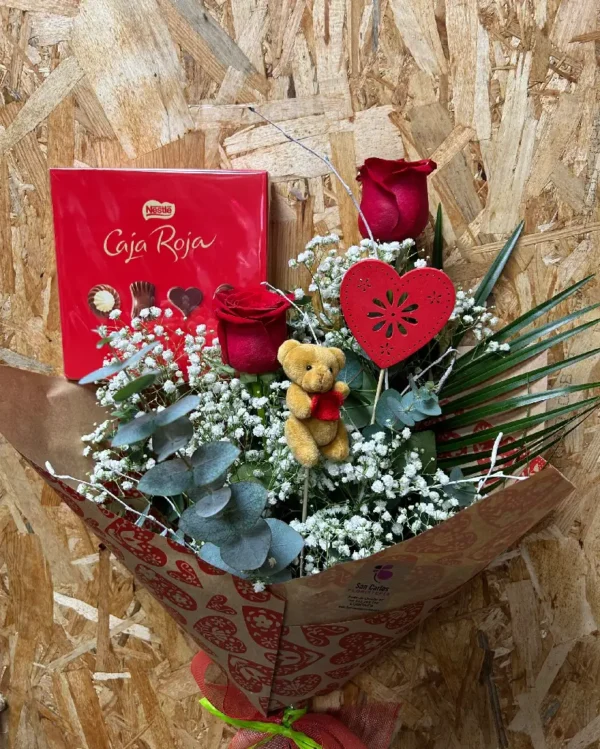 Ramo Especial Mamá – 2 Rosas Rojas + Peluche + Bombones Caja Roja 1 Ramo Especial Mama – 2 Rosas Rojas Peluche Bombones Caja Roja 1 1