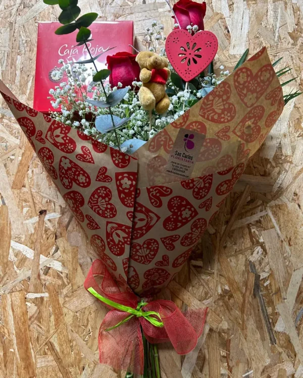 Ramo Especial Mamá - 2 Rosas Rojas + Peluche + Bombones Caja Roja 4 Ramo Especial Mama – 2 Rosas Rojas Peluche Bombones Caja Roja 1