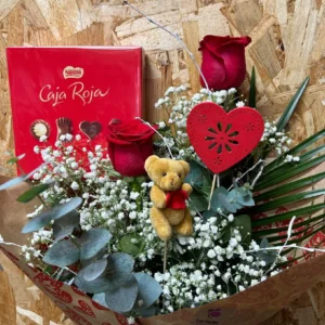 Ramo Especial Mamá - 2 Rosas Rojas + Peluche + Bombones Caja Roja 8 Ramo Especial Mamá - 2 Rosas Rojas + Peluche + Bombones Caja Roja - Imagen 3