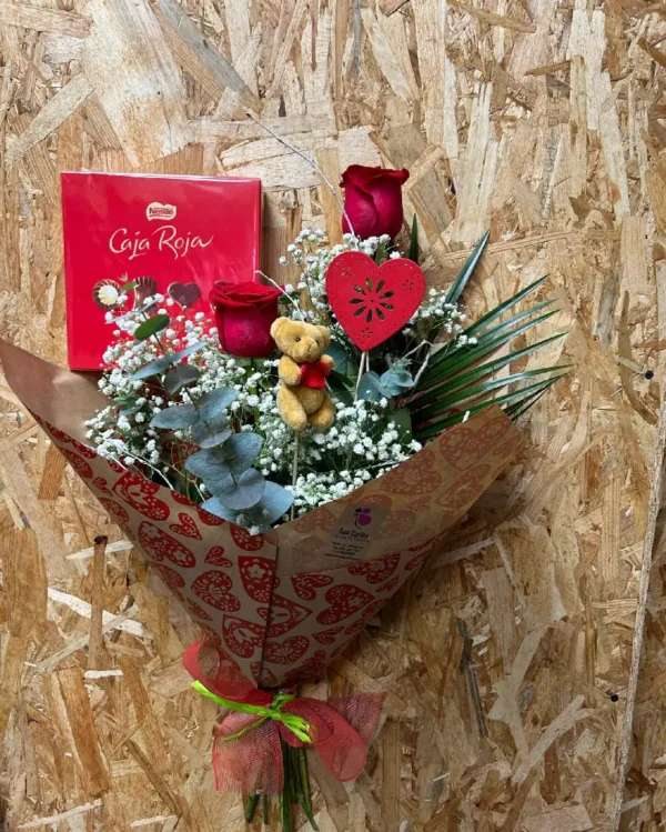 Ramo Especial Mamá - 2 Rosas Rojas + Peluche + Bombones Caja Roja 1 Ramo Especial Mama – 2 Rosas Rojas Peluche Bombones Caja Roja