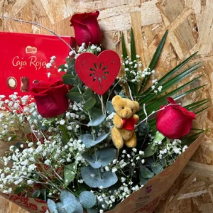 Ramo Especial Mamá - 3 Rosas Rojas + Peluche + Bombones Caja Roja - Imagen 3