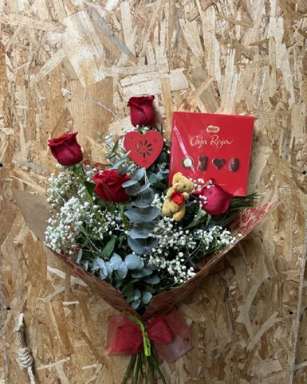 Ramo Especial Mama – 4 Rosas Rojas Bombones Caja Roja Peluche