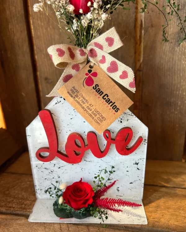 Base cristal Love con rosa roja preservada 1