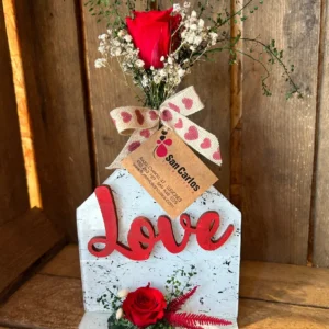 Base cristal Love con rosa roja preservada. - Imagen 1