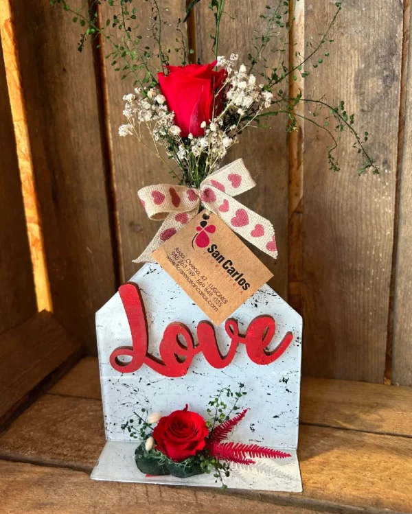 Base cristal Love con rosa roja preservada