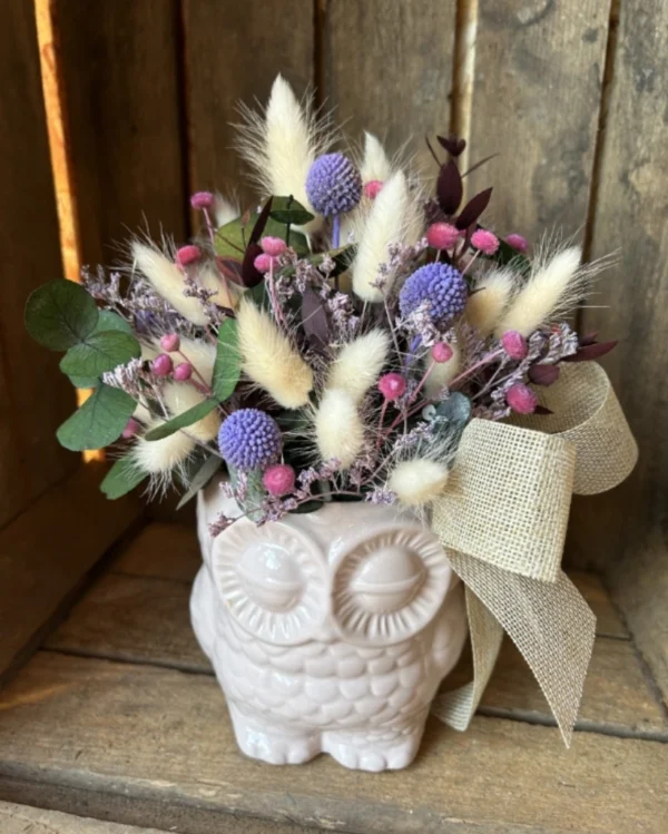 Búho vintage con flor preservada. 1 Buho vintage con flor preservada