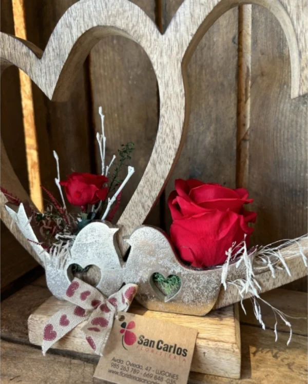 Corazon de madera L con rosa preservada roja 1