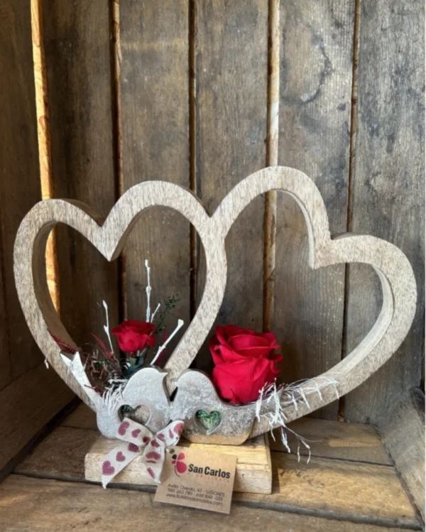 Corazon de madera L con rosa preservada roja 2