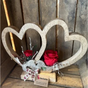 Corazón de madera L con rosa preservada roja. - Imagen 3