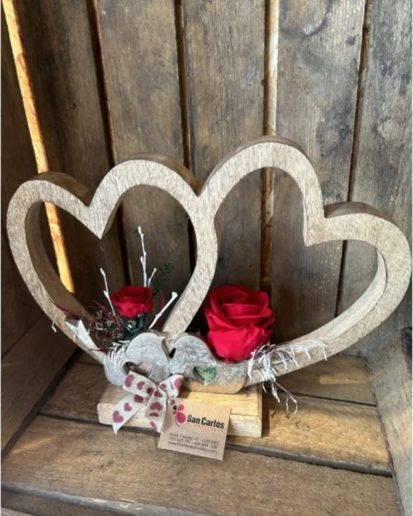 Corazon de madera L con rosa preservada roja