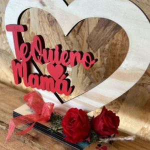 Corazón de madera Mamá con rosa preservada roja. 4 Corazón de madera Mamá con rosa preservada roja. - Imagen 2