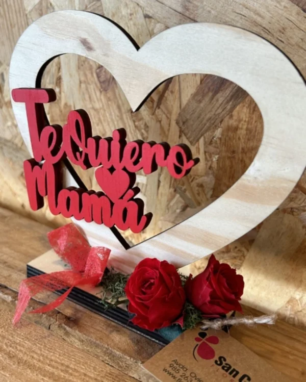 Corazón de madera Mamá con rosa preservada roja. 1 Corazon de madera Mama con rosa preservada roja 1