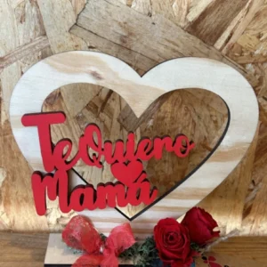 Corazón de madera Mamá con rosa preservada roja. 3 Corazón de madera Mamá con rosa preservada roja. - Imagen 1