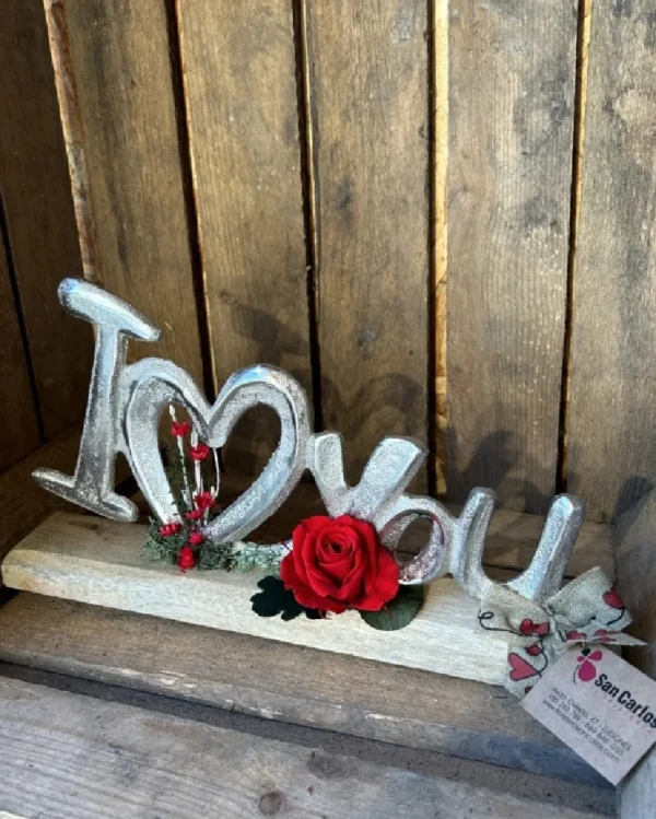 Letras metal I love You con rosa roja preservada. 1 Letras metal I love You con rosa roja preservada 3