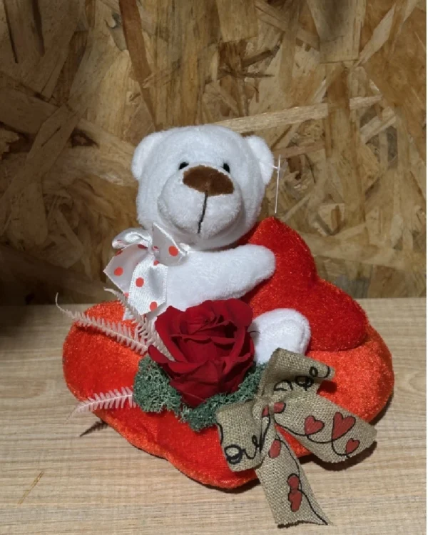 Peluche con rosa roja preservada 1