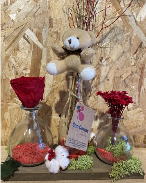 Rosa Roja eterna en bandeja con 3 jarrones. 3 Rosa Roja eterna en bandeja con 3 jarrones 2