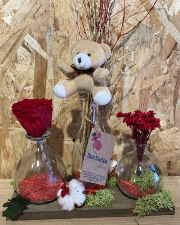 Rosa Roja eterna en bandeja con 3 jarrones. 1 Rosa Roja eterna en bandeja con 3 jarrones 3