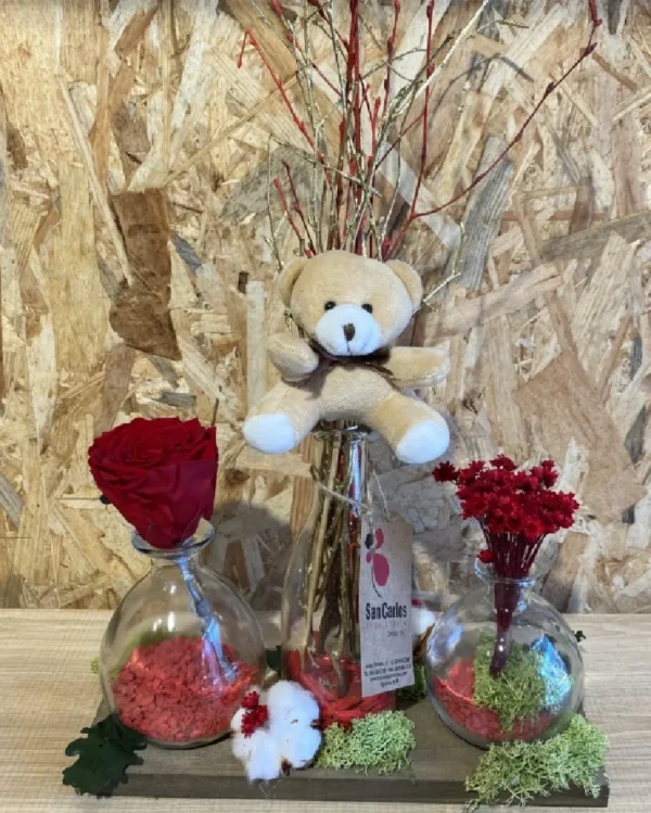 Rosa Roja eterna en bandeja con 3 jarrones Rosa Roja eterna en bandeja con 3 jarrones