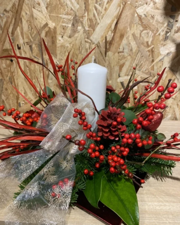 Centro de mesa Ilex en tonos rojos y verdes 1