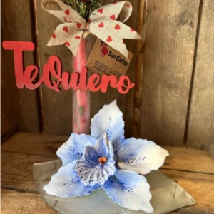 Base cristal con orquidea y rosa roja preservada. - Imagen 4