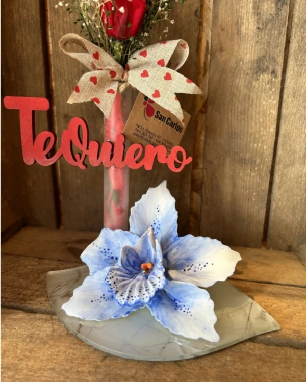 Base cristal con orquidea y rosa roja preservada 1