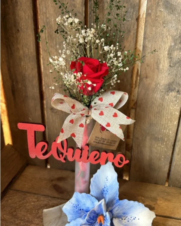 Base cristal con orquidea y rosa roja preservada 2