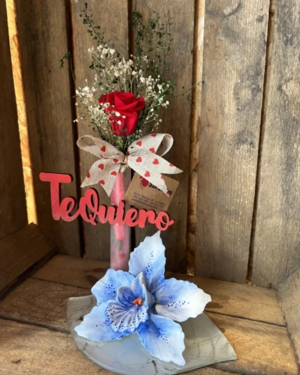 Base cristal con orquidea y rosa roja preservada