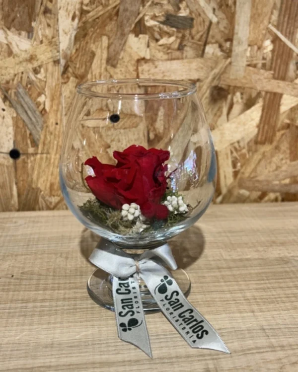Copa cristal con rosa roja preservada. 1 Copa cristal con rosa roja preservada 1