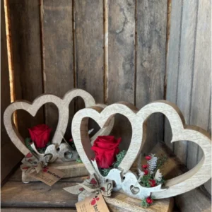 Corazón de madera M con rosa preservada roja. 7 Corazón de madera M con rosa preservada roja. - Imagen 4