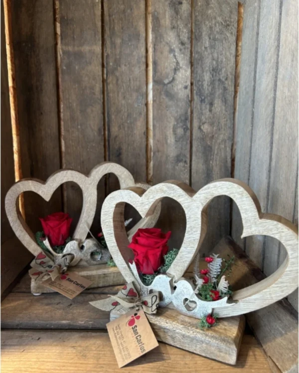 Corazón de madera M con rosa preservada roja. 3 Corazon de madera M con rosa preservada roja 2