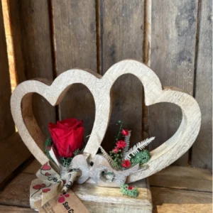 Corazón de madera M con rosa preservada roja. 6 Corazón de madera M con rosa preservada roja. - Imagen 3