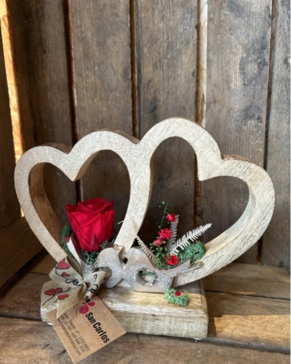 Corazón de madera M con rosa preservada roja. 2 Corazon de madera M con rosa preservada roja 3