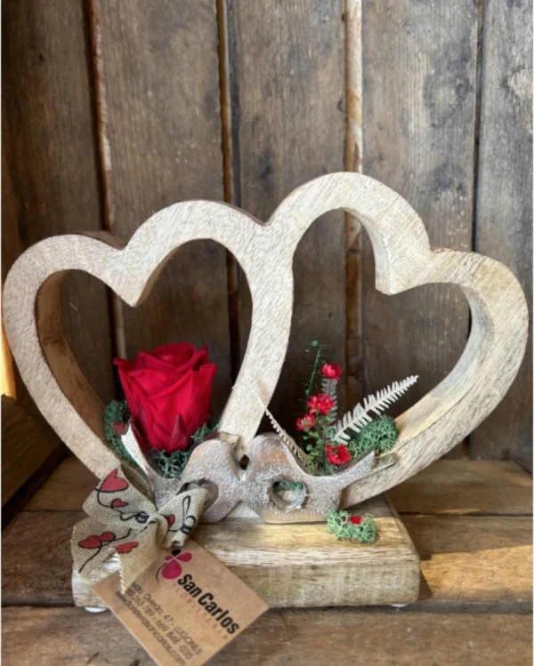 Corazón de madera M con rosa preservada roja. 1 Corazon de madera M con rosa preservada roja 4