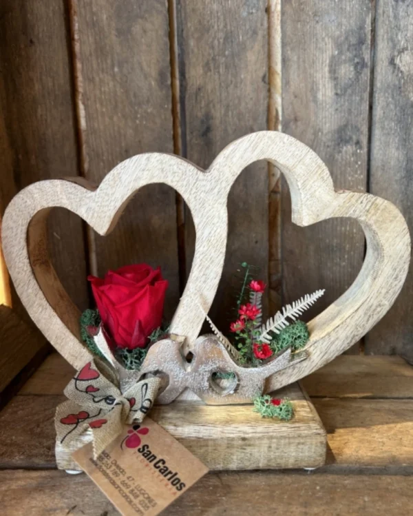 Corazón de madera M con rosa preservada roja Corazon de madera M con rosa preservada roja