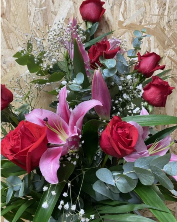 Ramo funerario de rosas y lilium 1