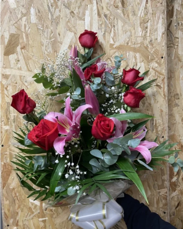 Ramo funerario de rosas y lilium