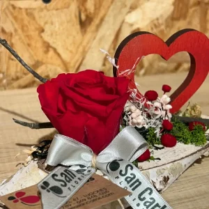 Madera LOVE con rosa preservada roja. - Imagen 3